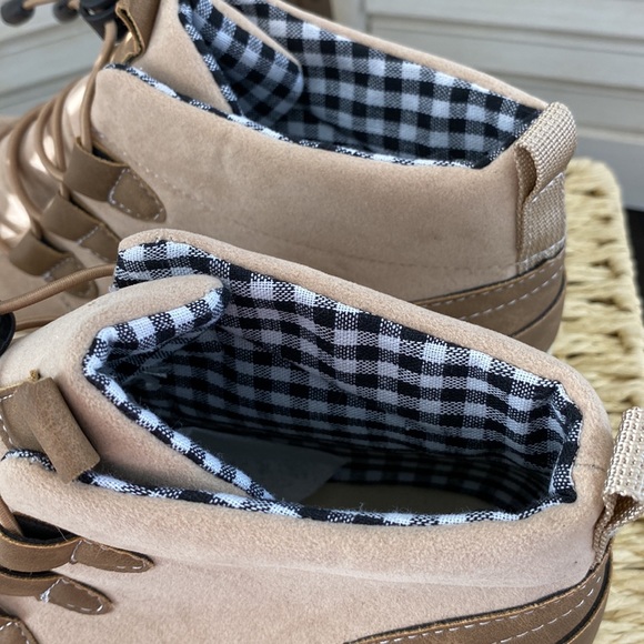 Woman’s light weight ankle boot. - Picture 8 of 12